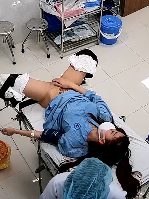 被入侵(hacked)监控摄像头：韩国妇科诊所的女人们让医生检查她们的阴道和乳房，第三部分